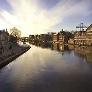 Stylish Modern Flat With Parking - Pass The Keys Apartment York